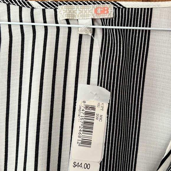 Gianni Bini slightly bow sleeve crisscross top - Picture 2 of 8